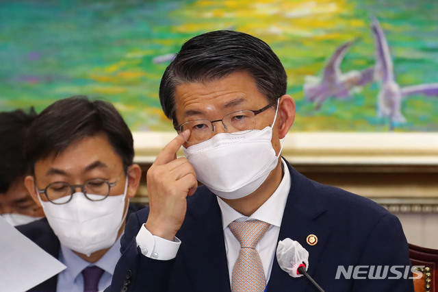 [서울=뉴시스]김선웅 기자 = 은성수 금융위원장이 12일 오전 국회에서 열린 정무위원회 국정감사에서 눈을 만지고 있다. (공동취재사진) 2020.10.12. photo@newsis.com