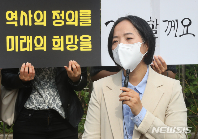 [서울=뉴시스]배훈식 기자 = 민주사회를 위한 변호사모임 베트남전쟁 진상 규명을 위한 TF 이선경 변호사가 지난해 10월12일 오전 서울 서초구 서울중앙지방법원 앞에서 열린 베트남 전쟁 시기 한국군에 의한 민간인 학살 관련 국가배상소송 1차 변론기일 경과보고 기자회견에 참석해 발언하고 있다. 2020.10.12. dahora83@newsis.com
