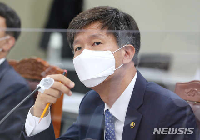 [세종=뉴시스] 강종민 기자 = 김대지 국세청장이 정부세종2청사에서 열린 국회 기획재정위원회의 국세청 국정 감사에서 위원들의 질의를 경청하고 있다. 2020.10.12. photo@newsis.com