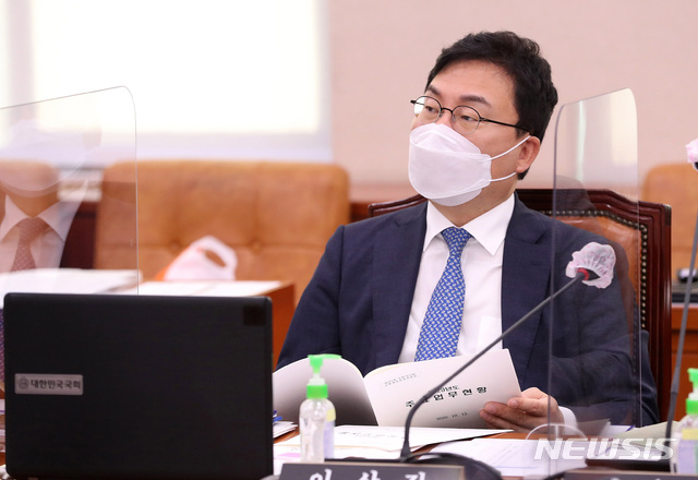 [서울=뉴시스] 김선웅 기자 = 이상직 무소속 의원이 지난해 10월12일 오전 서울 여의도 국회에서 열린 문화체육관광위원회의 문화재청·한국전통문화대·문화재연구소 등에 대한 국정감사에서 참석해 자리하고 있다. (공동취재사진) 2020.10.12. photo@newsis.com