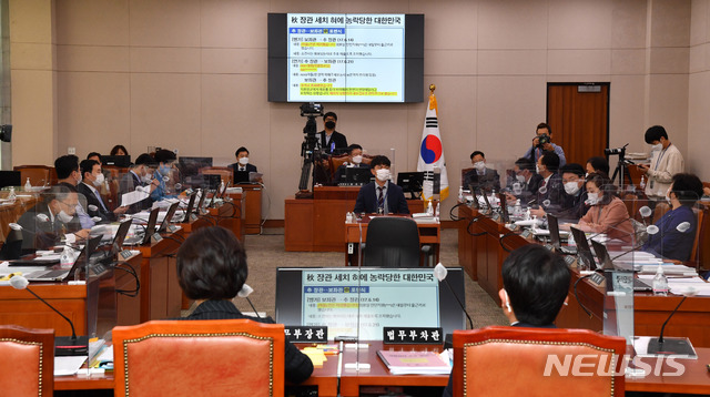 [서울=뉴시스]최동준 기자 = 전주혜 국민의힘 의원이 12일 오전 서울 여의도 국회에서 열린 법제사법위원회의 법무부 등에 대한 국정감사에서 추미애 법무부 장관을 상대로 질의하고 있다. (공동취재사진) 2020.10.12.&nbsp; photo@newsis.com