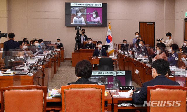 [서울=뉴시스]최동준 기자 = 전주혜 국민의힘 의원이 12일 오전 서울 여의도 국회에서 열린 법제사법위원회의 법무부 등에 대한 국정감사에서 추미애 법무부 장관을 상대로 질의하고 있다. (공동취재사진) 2020.10.12. photo@newsis.com