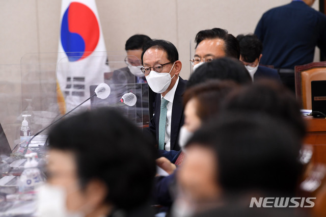 [서울=뉴시스]최동준 기자 = 김도읍 국민의힘 의원이 12일 오전 서울 여의도 국회에서 열린 법제사법위원회의 법무부 등에 대한 국정감사에서 질의하고 있다. (공동취재사진) 2020.10.12.&nbsp; photo@newsis.com