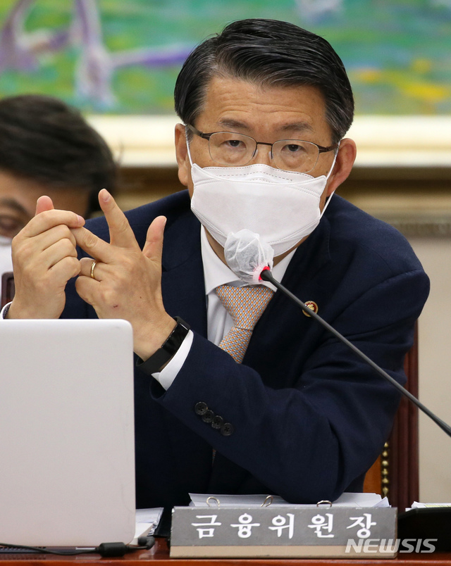 [서울=뉴시스] 최동준 기자 = 은성수 금융위원장이 12일 오전 서울 여의도 국회에서 열린 정무위원회의 금융위원회 등에 대한 국정감사에 출석해 의원 질의에 답변하고 있다. (공동취재사진) 2020.10.12.&nbsp; photo@newsis.com