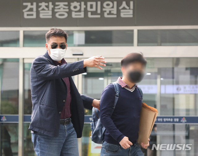 [서울=뉴시스] 조수정 기자 = 추미애 법무부 장관 아들 서모씨 ‘휴가 미복귀 의혹’을 제기했던 카투사 당직사병 현모씨(오른쪽)가 12일 오후 서울 송파구 서울동부지방검찰청에서 추 장관 등을 명예훼손 혐의로 검찰에 고소, 소장을 접수하기 위해 김영수 국방권익연구소장과 함께 입구로 들어서고 있다. 2020.10.12.&nbsp; chocrystal@newsis.com