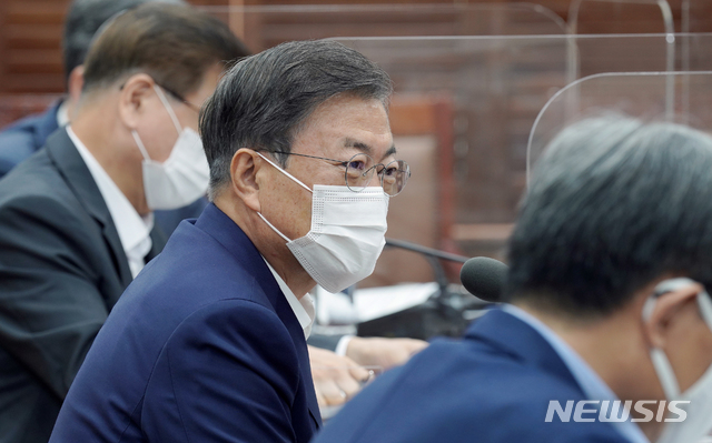 [서울=뉴시스] 추상철 기자 = 문재인 대통령이 12일 오전 청와대 여민관 소회의실에서 열린 WTO 사무총장 선거 지원 회의를 주재하고 있다. 2020.10.12. (사진=청와대 제공) 2020.10.12.  photo@newsis.com