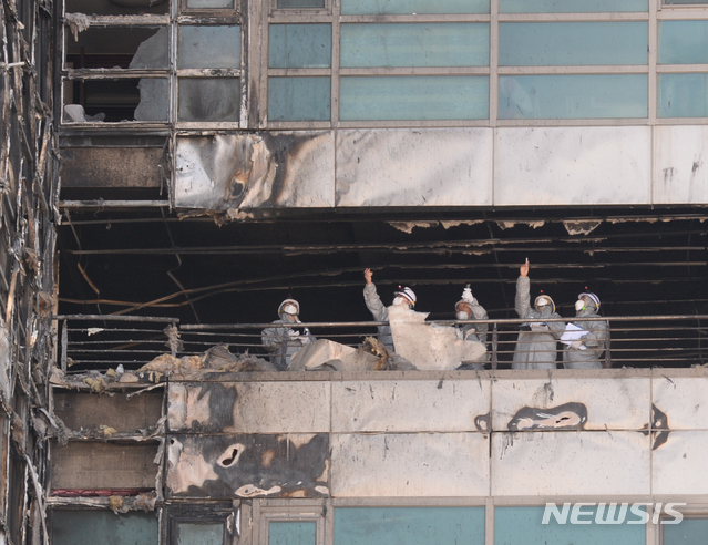 [울산=뉴시스] 배병수 기자 = 울산시와 안전전문기관 관계자들이 12일 오후 화재 피해를 입은 울산 남구 주상복합 아파트에서 건축물 안전점검을 진행하고 있다. 2020.10.12.  bbs@newsis.com