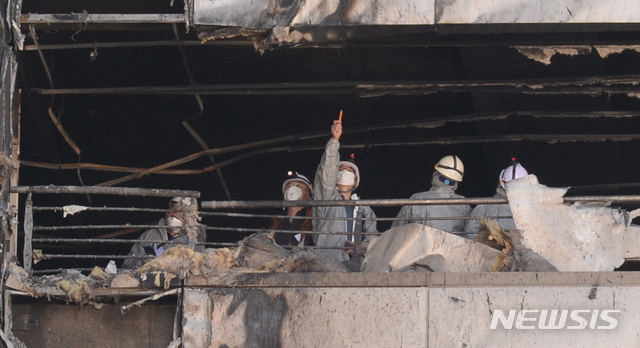 [울산=뉴시스] 배병수 기자 = 울산시와 안전전문기관 관계자들이 12일 오후 화재 피해를 입은 울산 남구 삼환아르누보 주상복합 아파트에서 건축물 안전점검을 진행하고 있다. 2020.10.12.&nbsp; bbs@newsis.com