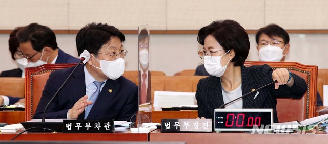 [서울=뉴시스]최동준 기자 = 추미애 법무부 장관이 지난 10월12일 국회 법제사법위원회 법무부 국정감사에 앞서 고기영 차관(왼쪽)과 대화를 하고 있다. (공동취재사진) 2020.10.12. photo@newsis.com