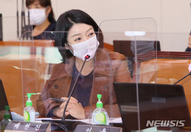 [서울=뉴시스] 최동준 기자 = 배현진 국민의힘 의원이 12일 국회 문화체육관광위원회에서 열린 문화재청·한국전통문화대·문화재연구소 등 국정감사에서 질의하고 있다. (공동취재사진) 2020.10.12.&nbsp; photo@newsis.com