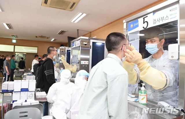 [서울=뉴시스]12일 해군교육사령부에서 제670기 해군병 입영대상자들이 PCR 검사를 받고 있다. (사진=해군교육사령부 제공) 2020.10.12. photo@newsis.com