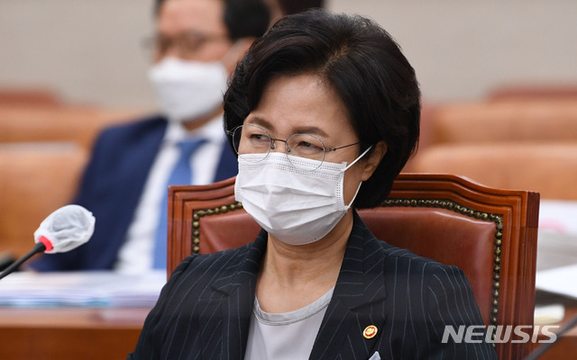 [서울=뉴시스]최동준 기자 = 추미애 법무부장관이 12일 국회에서 열린 법제사법위원회의의 법무부 등에 대한 국정감사에서 추 장관의 발언 태도 등과 관련한 야당의원들의 의사진행발언을 듣고 있다. (공동취재사진) 2020.10.12. photo@newsis.com