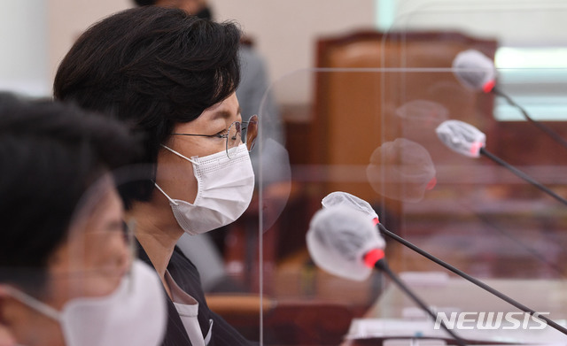 [서울=뉴시스]최동준 기자 = 추미애 법무부장관이 12일 국회에서 열린 법제사법위원회의의 법무부 등에 대한 국정감사에서 의원의 질의에 답변하고 있다. (공동취재사진) 2020.10.12. photo@newsis.com