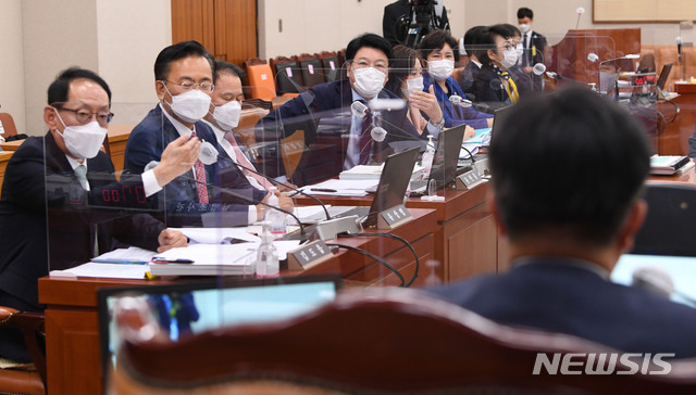 [서울=뉴시스]최동준 기자 = 국민의힘 김도읍 의원 등이 12일 국회에서 열린 법제사법위원회의 법무부 등에 대한 국정감사에서 윤호중 위원장에게 의사진행발언을 요구하고 있다. (공동취재사진) 2020.10.12. photo@newsis.com