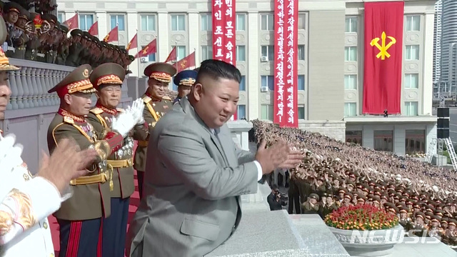 [서울=뉴시스] = 북한 조선중앙TV는 김정은 북한 국무위원장이 11일 조선노동당 창건 75주년 경축 열병식 참가자들과의 기념사진을 촬영했다고 12일 보도했다. 사진은 기념촬영에 앞서 김정은 위원장이 참가자들에게 손을 들어 인사하고 있다. (사진=조선중앙TV 캡처) 2020.10.12. photo@newsis.com