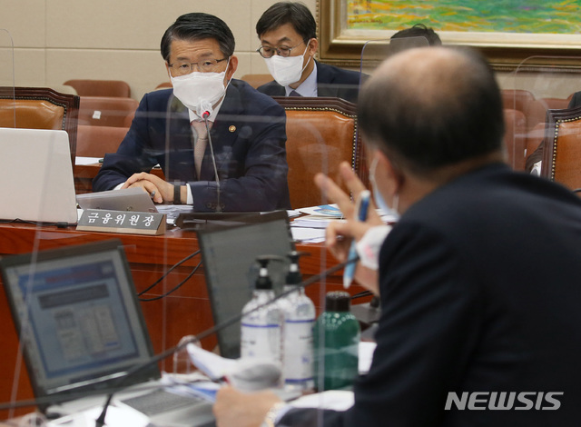 [서울=뉴시스]김선웅 기자 = 은성수 금융위원장이 12일 오후 서울 여의도 국회에서 열린 정무위원회의 금융위원회 등에 대한 국정감사에서 이용우 더불어민주당 의원의 질의를 듣고 있다. (공동취재사진) 2020.10.12. photo@newsis.com