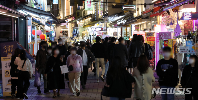 [서울=뉴시스] 이윤청 기자 = 수도권의 클럽 등 유흥주점, 노래연습장, 대형학원, 뷔페식당 등 이른바 '고위험시설'이 운영을 재개한 지난 12일 서울 홍대 인근 노래방에서 시민들이 노래를 부르고 있다. 2020.10.12.   radiohead@newsis.com