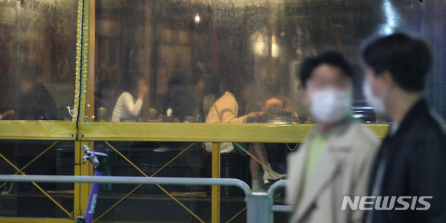 [서울=뉴시스]이윤청 기자 = 수도권의 클럽 등 유흥주점, 노래연습장, 대형학원, 뷔페식당 등 이른바 '고위험시설'이 운영을 재개한 12일 서울 홍대 인근의 한 감성주점이 시민들로 붐비고 있다. 2020.10.12. radiohead@newsis.com