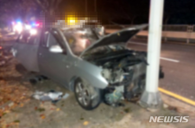 [부산=뉴시스] 12일 오후 7시 50분께 부산 강서구의 한 도로를 달리던 아반떼 승용차가 도로 연석과 가로등 등을 잇달아 들이받았다. (사진=부산경찰청 제공)