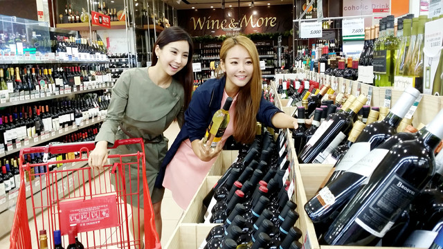 '연말엔 와인 한 잔'…이마트·롯데마트, 대규모 와인 행사