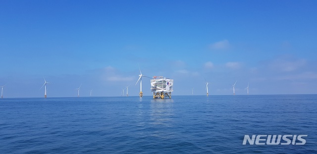 [세종=뉴시스]서남해 해상풍력 실증단지 전경. (사진=한국해상풍력 제공)