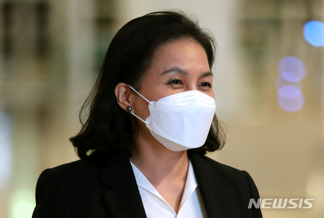 [인천공항=뉴시스] 박진희 기자 = 유명희 산업통상자원부 통상교섭본부장이 차기 세계무역기구(WTO) 사무총장 선출을 위한 최종 라운드를 앞두고 유럽에서 막판 표심 다지기에 위해 12일 오후 인천국제공항 2터미널을 통해 출국하고 있다. 산업통상자원부에 따르면 유 본부장은 오는 13일 출국해 스위스 제네바 등 유럽 주요국을 방문할 예정이다. 2020.10.12. pak7130@newsis.com