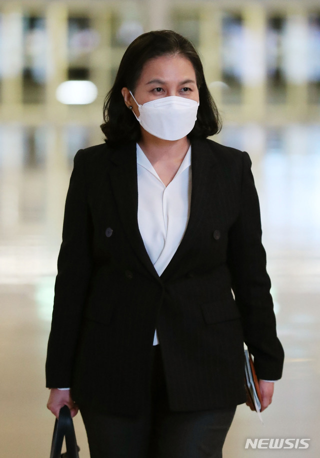 [인천공항=뉴시스] 박진희 기자 = 유명희 산업통상자원부 통상교섭본부장이 차기 세계무역기구(WTO) 사무총장 선출을 위한 최종 라운드를 앞두고 유럽에서 막판 표심 다지기에 위해 12일 오후 인천국제공항 2터미널을 통해 출국하고 있다. 산업통상자원부에 따르면 유 본부장은 오는 13일 출국해 스위스 제네바 등 유럽 주요국을 방문할 예정이다. 2020.10.12. pak7130@newsis.com