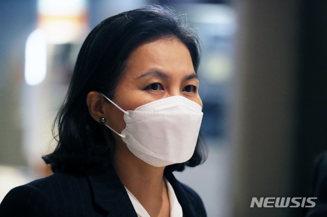 [인천공항=뉴시스] 박진희 기자 = 유명희 산업통상자원부 통상교섭본부장이 지난 12일 오후 인천국제공항 2터미널을 통해 출국하고 있다. 2020.10.29. pak7130@newsis.com