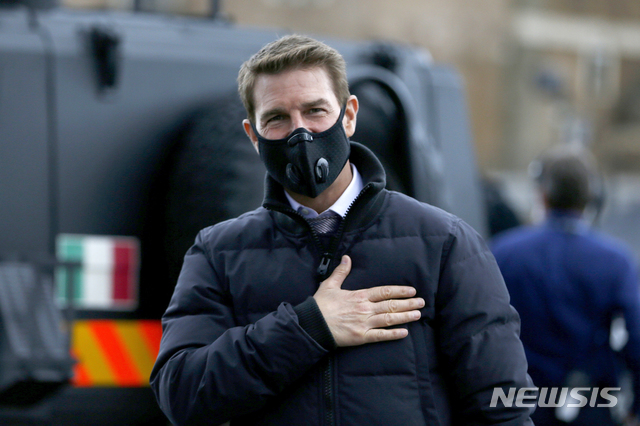 [로마=AP/뉴시스]배우 톰 크루즈가 12일(현지시간) 이탈리아 로마에서 영화 '미션 임파서블 7' 촬영 중 휴식 시간 동안 팬들을 향해 인사하고 있다. 2020.10.13.