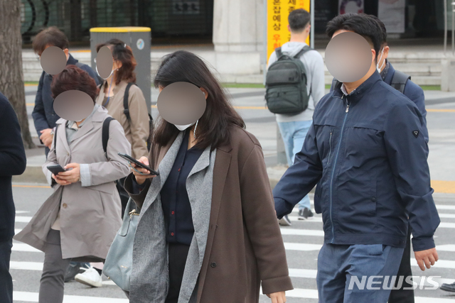 [서울=뉴시스]배훈식 기자 = 서울 아침 최저기온 8도 등 전국이 쌀쌀한 날씨를 보인 지난 13일 오전 서울 종로구 세종문화회관 앞에서 외투를 입은 시민들이 출근길 발걸음을 옮기고 있다. 2020.10.13. dahora83@newsis.com