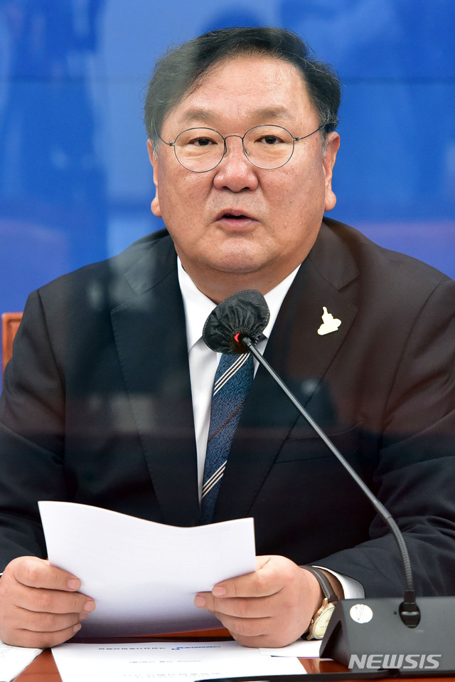 [서울=뉴시스]김선웅 기자 = 더불어민주당 김태년 원내대표가 13일 오전 국회에서 열린 국정감사 대책회의에서 모두발언을 하고 있다. (공동취재사진) 2020.10.13.&nbsp; photo@newsis.com