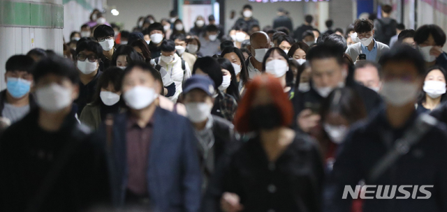 [서울=뉴시스] 조수정 기자 = 지하철 마스크 착용 의무화 계도기간 첫날인 13일 오전 서울 송파구 잠실역 지하철에서 출근길 시민들이 마스크를 쓰고 있다. 2020.10.13. chocrystal@newsis.com