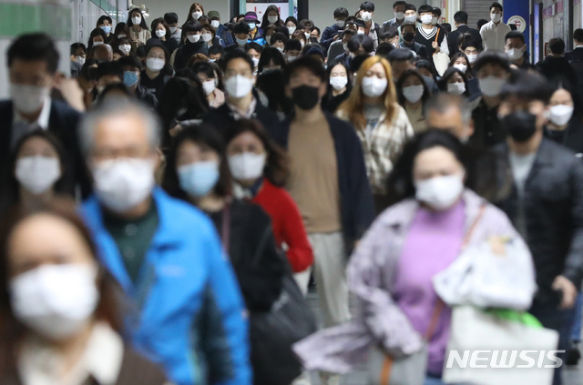 [서울=뉴시스] 조수정 기자 = 지난 13일 오전 서울 송파구 잠실역 지하철에서 마스크를 쓴 시민들이 출근하고 있다. 2020.10.13.  chocrystal@newsis.com