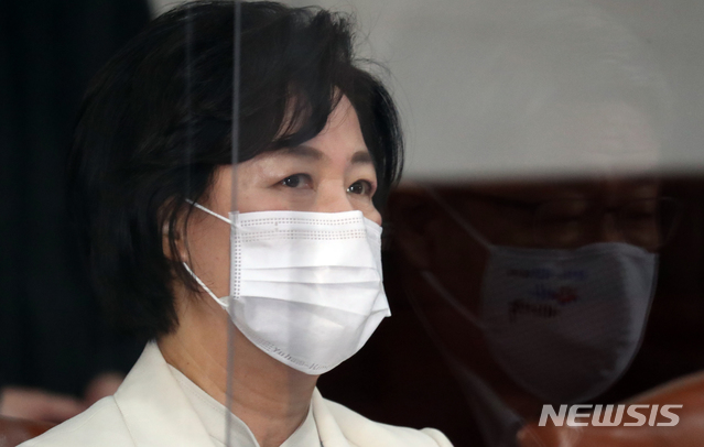 [서울=뉴시스]김명원 기자 = 추미애 법무부 장관이 13일 오전 서울 종로구 정부서울청사에서 열린 국무회의에 참석해 자리하고 있다. (공동취재사진) 2020.10.13.&nbsp; photo@newsis.com