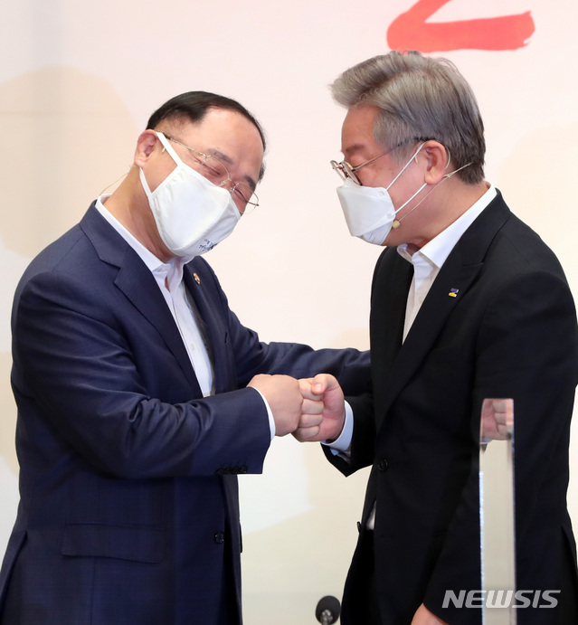 [서울=뉴시스]추상철 기자 = 홍남기 경제부총리 겸 기획재정부 장관과 이재명 경기도지사가 13일 오전 청와대 영빈관에서 열린 '제2차 한국판 뉴딜 전략회의'에 참석해 인사를 나누고 있다. 이날 회의에는 한국판 뉴딜 추진 이후 처음으로 전국 17개 시도지사가 참석했다. 2020.10.13.&nbsp; scchoo@newsis.com