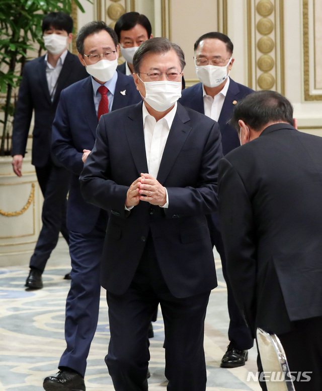 [서울=뉴시스]추상철 기자 =문재인 대통령이 13일 오전 청와대 영빈관에서 열린 '제2차 한국판 뉴딜 전략회의'에 참석하고 있다. 이날 회의에는 한국판 뉴딜 추진 이후 처음으로 전국 17개 시도지사가 참석했다. 2020.10.13.&nbsp; scchoo@newsis.com