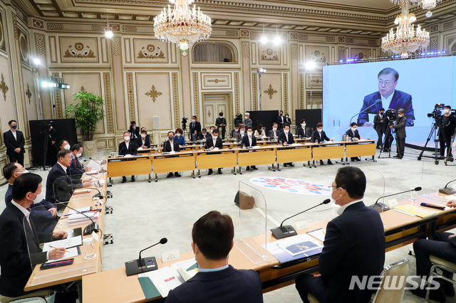 [서울=뉴시스]추상철 기자 =문재인 대통령이 13일 오전 청와대 영빈관에서 열린 '제2차 한국판 뉴딜 전략회의'에 참석해 발언하고 있다. 이날 회의에는 한국판 뉴딜 추진 이후 처음으로 전국 17개 시도지사가 참석했다. 2020.10.13.&nbsp; scchoo@newsis.com 