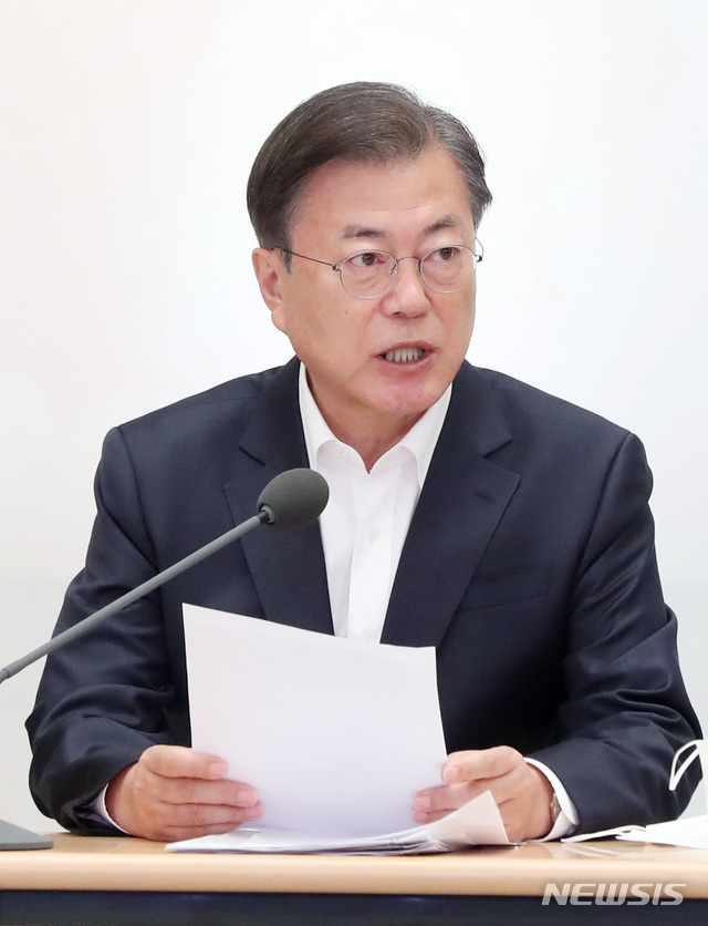 [서울=뉴시스]추상철 기자 =문재인 대통령이 13일 오전 청와대 영빈관에서 열린 '제2차 한국판 뉴딜 전략회의'에 참석해 발언하고 있다. 이날 회의에는 한국판 뉴딜 추진 이후 처음으로 전국 17개 시도지사가 참석했다. 2020.10.13.&nbsp; scchoo@newsis.com