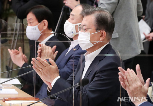 [서울=뉴시스]추상철 기자 =문재인 대통령이 13일 오전 청와대 영빈관에서 열린 '제2차 한국판 뉴딜 전략회의'에 참석해 박수를 치고 있다. 이날 회의에는 한국판 뉴딜 추진 이후 처음으로 전국 17개 시도지사가 참석했다. 2020.10.13.&nbsp; scchoo@newsis.com