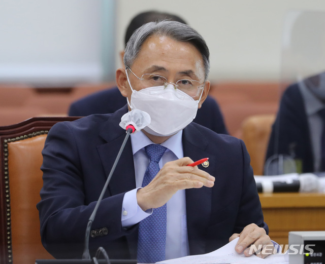 [서울=뉴시스] 전진환 기자 = 모종화 병무청장이 13일 오전 서울 여의도 국회 국방위원회에서 열린 국정감사에 출석해 가수 스티브 유(유승준)의 입국금지에 대한 입장을 묻는 이채익 국민의당 의원의 질의에 답하고 있다. 2020.10.13. amin2@newsis.com