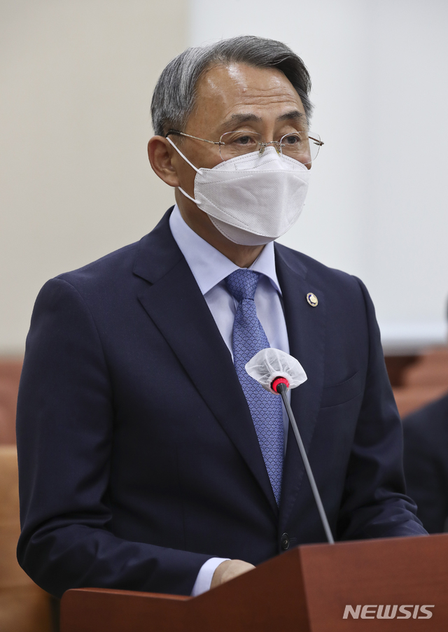 [서울=뉴시스]전진환 기자 = 모종화 병무청장이 13일 오전 서울 여의도 국회에서 열린 국방위원회 병무청 국정감사에서 업무보고를 하고 있다. (공동취재사진) 2020.10.13. photo@newsis.com