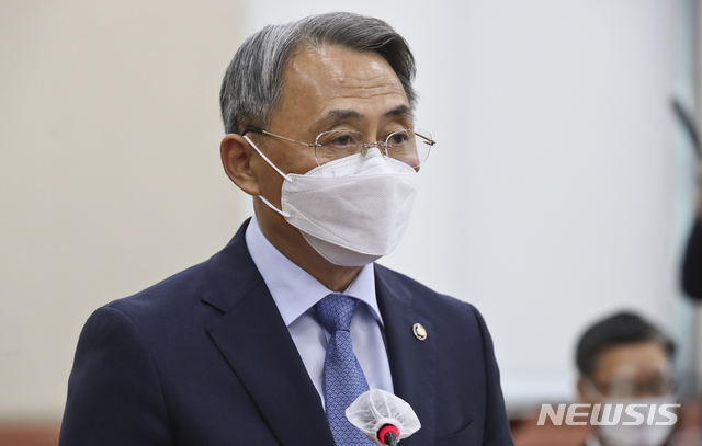 [서울=뉴시스]전진환 기자 = 모종화 병무청장이 13일 오전 서울 여의도 국회에서 열린 국방위원회 병무청 국정감사에서 업무보고를 하고 있다. (공동취재사진) 2020.10.13.&nbsp; photo@newsis.com