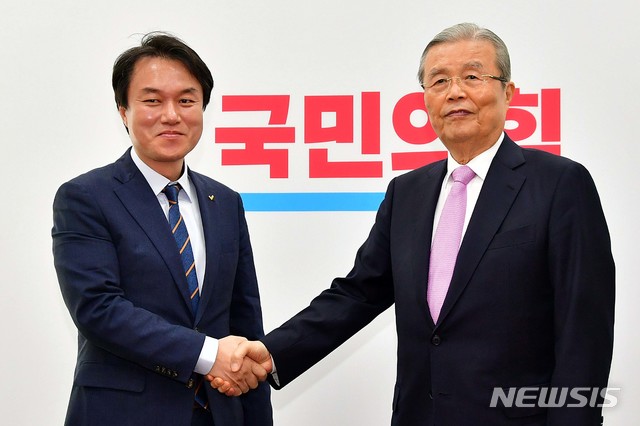 [서울=뉴시스]최동준 기자 = 정의당 김종철 신임대표가 13일 오전 국회에서 국민의힘 김종인 비상대책위원장을 예방하고 있다. (공동취재사진) 2020.10.13. photo@newsis.com