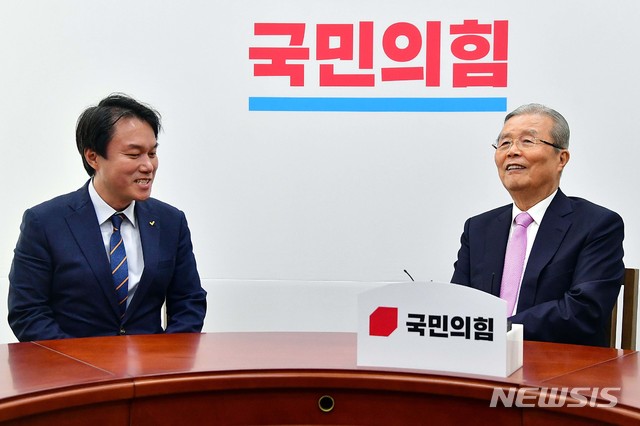 [서울=뉴시스]최동준 기자 = 정의당 김종철 신임대표가 13일 오전 국회에서 국민의힘 김종인 비상대책위원장을 예방하고 있다. (공동취재사진) 2020.10.13. photo@newsis.com