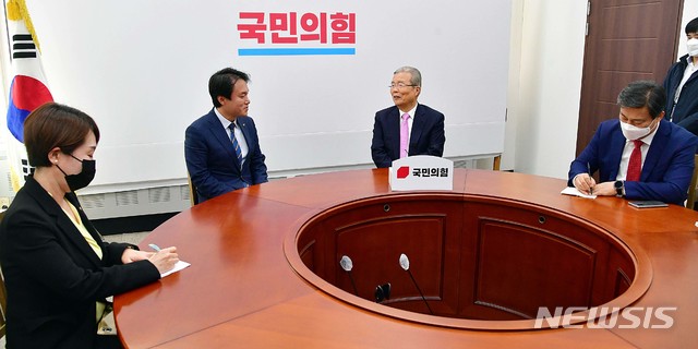 [서울=뉴시스]최동준 기자 = 정의당 김종철 신임대표가 13일 오전 국회에서 국민의힘 김종인 비상대책위원장을 예방하고 있다. (공동취재사진) 2020.10.13. photo@newsis.com