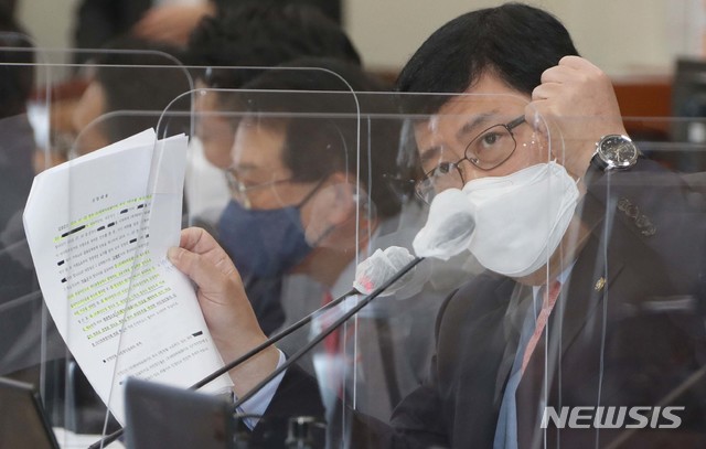 [서울=뉴시스]김선웅 기자 = 윤창현 국민의힘 의원이 13일 서울 여의도 국회에서 열린 정무위원회의 금융감독원에 대한 국정감사에서 라임 자산운용과 옵티머스 자산운용에 전현직 금감원 직원들이 연루되어 있다며 윤석헌 금감원장에게 질의하고 있다. (공동취재사진) 2020.10.13.&nbsp; photo@newsis.com