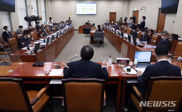 [서울=뉴시스] 김선웅 기자 = 윤석헌 금융감독원장이 13일 서울 여의도 국회에서 열린 정무위원회의 금융감독원에 대한 국정감사에서 의원질의에 답하고 있다. (공동취재사진) 2020.10.13. photo@newsis.com