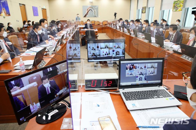 [서울=뉴시스]최동준 기자 = 13일 국회 과학기술정보방송통신위원회에서 정보통신산업진흥원·한국인터넷진흥원·한국방송통신전파진흥원 등에 대한 국정감사가  영상으로 진행되고 있다. (공동취재사진) 2020.10.13. photo@newsis.com