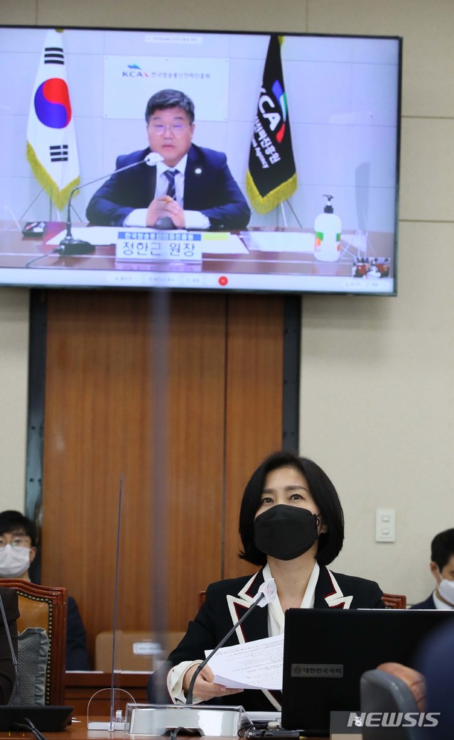 [서울=뉴시스]최동준 기자 = 국민의힘 허은아 의원이 13일 국회 과학기술정보방송통신위원회에서 열린 정보통신산업진흥원·한국인터넷진흥원·한국방송통신전파진흥원 등 영상 국정감사에서 정한근 한국방송통신전파진흥원장에게 질의하고 있다. (공동취재사진) 2020.10.13.&nbsp; photo@newsis.com