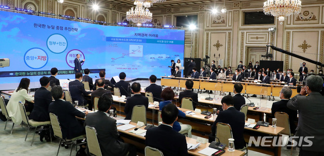 [서울=뉴시스]추상철 기자 =홍남기 경제부총리 겸 기획재정부 장관. 2020.10.13. scchoo@newsis.com